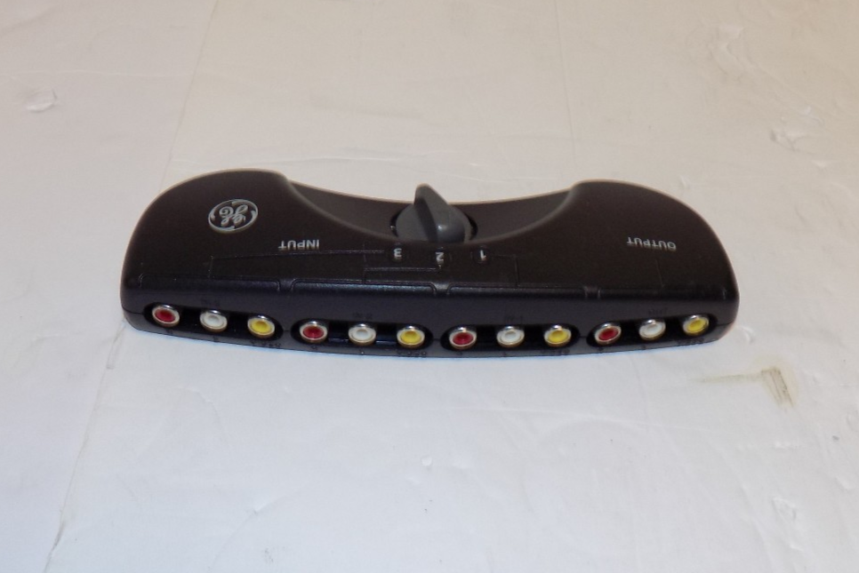 GE 3-Device Audio/Video AV Switch Component Video Stereo Audio Game 3 in 1 out