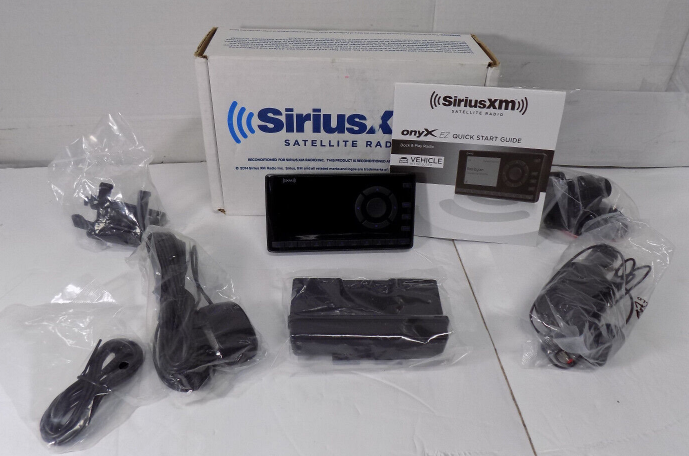 Sirius XM Radio Onyx XEZ1 Satellite Car Receiver Plus Vehicle Mount Kit