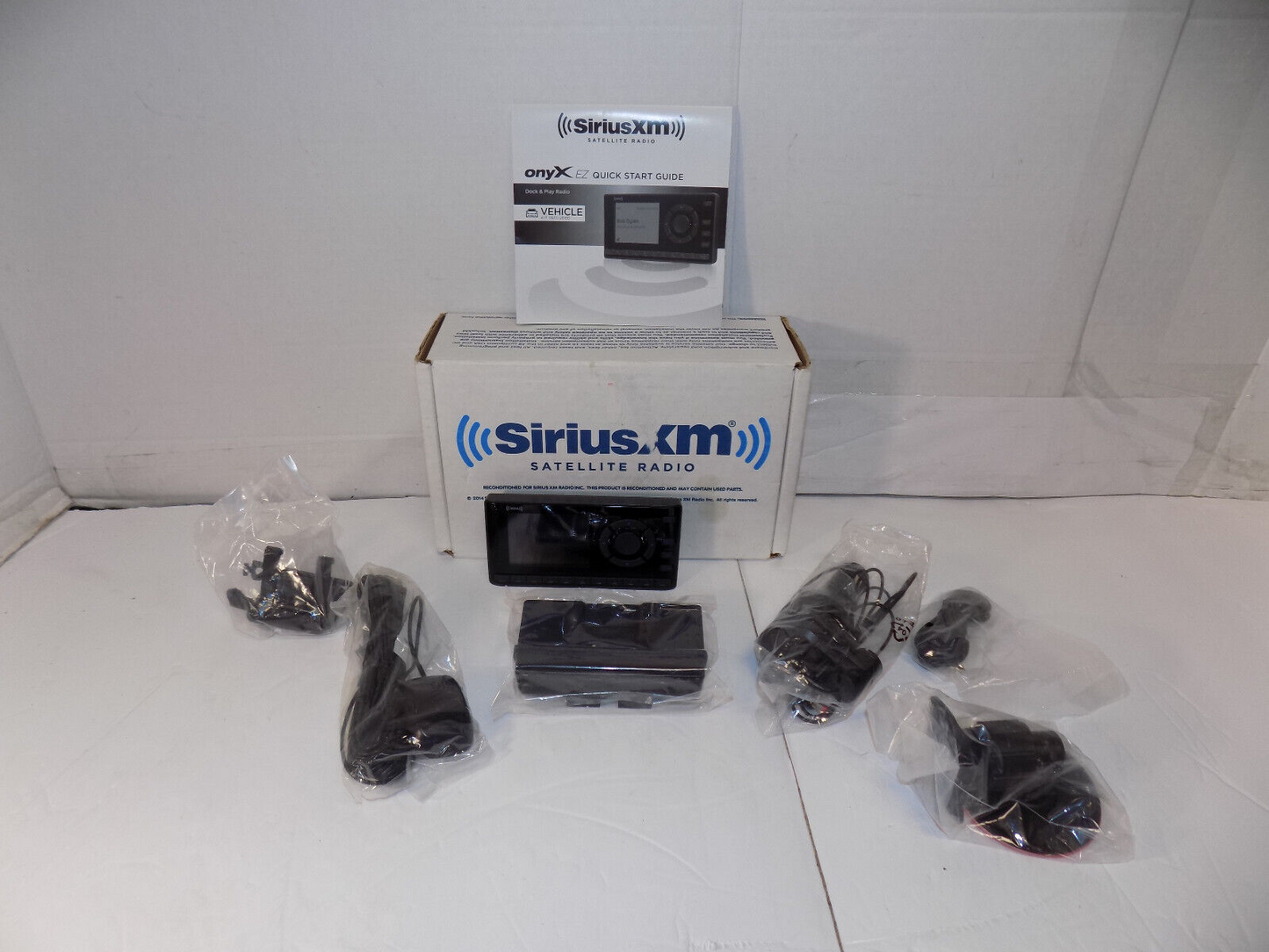 Sirius XM Radio Onyx XEZ1 Satellite Car Receiver Plus Vehicle Mount Kit