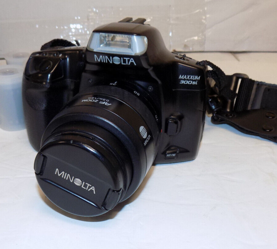 Minolta Maxxum 300si 35mm Camera w/ AF 35-70MM Zoom Lens Bag Battery Tested