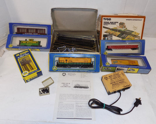 AHM HO Gauge Railroad Train Mixed Lot 5 Train Cars Track Power Pack Tyco Signal